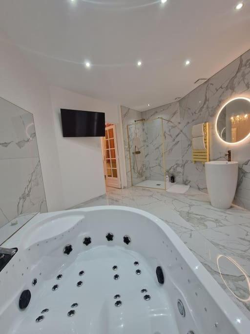Maison Chic Avec Jacuzzi Nogent Sur Oise Yaospa60 Esterno foto